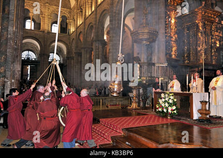 Spanien, Galizien, Pilgermesse Botafumeiro in der Kathedrale von Santiago de Compostela, Stockfoto