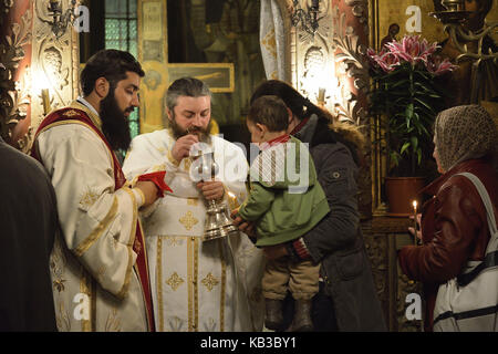 Priester und Mönche halten eine orthodoxe Service an der Osternacht von Mitternacht bis 4 Uhr morgens im Kloster Cozia in Rumänien, Stockfoto