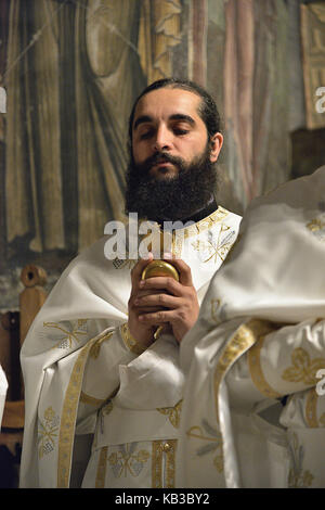 Priester und Mönche halten eine orthodoxe Service an der Osternacht von Mitternacht bis 4 Uhr morgens im Kloster Cozia in Rumänien, Stockfoto