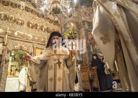 Priester und Mönche halten eine orthodoxe Service an der Osternacht von Mitternacht bis 4 Uhr morgens im Kloster Cozia in Rumänien, Stockfoto