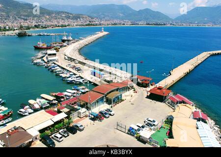 Blick auf die Pfeiler mit Yachten, Motorboote und Boote (Alanya, Türkei). Stockfoto