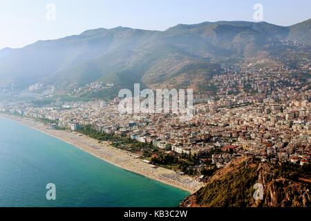 Blick vom Berg auf Cleopatra Beach (Alanya, Türkei). Stockfoto