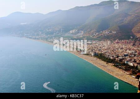 Blick vom Berg auf Cleopatra Beach (Alanya, Türkei). Stockfoto