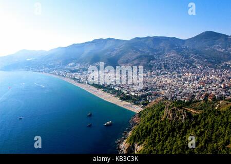 Blick vom Berg auf Cleopatra Beach (Alanya, Türkei). Stockfoto