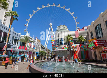 Touristen und Besucher sind, genießen Sie den Tag zu Fuß rund um den shoppes und speichert neben der High Roller in Las Vegas, Nevada. Stockfoto