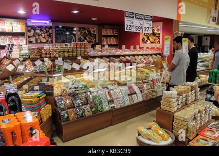 Im Supermarkt "Migros" in der Nähe der Uferstraße (Alanya, Türkei). Stockfoto