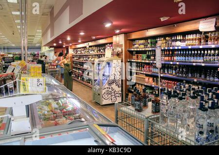 Im Supermarkt "Migros" in der Nähe der Uferstraße (Alanya, Türkei). Stockfoto