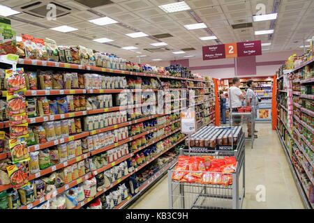 Im Supermarkt "Migros" in der Nähe der Uferstraße (Alanya, Türkei). Stockfoto