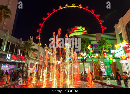 Touristen und Besucher sind, genießen Sie den nächtlichen zu Fuß rund um den shoppes und speichert neben der High Roller in Las Vegas, Nevada. Stockfoto