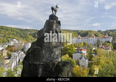 Statue, Gämse auf Felsen über Karlsbad, Original der Statue, die 1851 von dem Berliner Bildhauer August Kiss, Tschechien, Europa, entwickelt wurde, Stockfoto