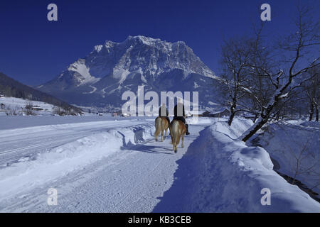 Österreich, Tirol, Lermoos, Reiter mit Zugspitze, Stockfoto