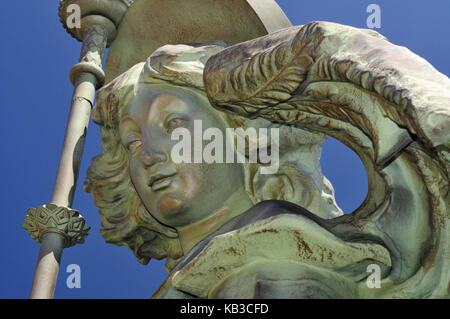 Spanien, Kastilien-Leon, Engelsstatue im Garten des Bischofspalastes Palacio Episcopal oder Palacio Gaudí in Astorga, Stockfoto