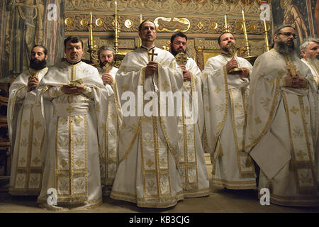 Priester und Mönche halten eine orthodoxe Service an der Osternacht von Mitternacht bis 4 Uhr morgens im Kloster Cozia in Rumänien, Stockfoto