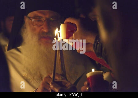 Priester und Mönche halten eine orthodoxe Service an der Osternacht von Mitternacht bis 4 Uhr morgens im Kloster Cozia in Rumänien, Stockfoto