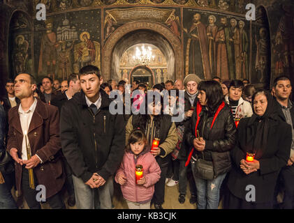 Priester und Mönche halten eine orthodoxe Service an der Osternacht von Mitternacht bis 4 Uhr morgens im Kloster Cozia in Rumänien, Stockfoto