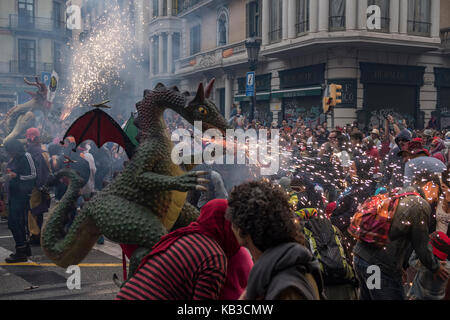Correfocs gehören zu den auffälligsten Merkmale in der katalanischen Festivals präsentieren. In der Correfoc, eine Gruppe von Personen sich kleiden wie Teufel. Stockfoto