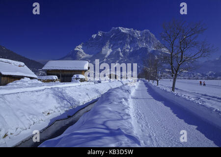 Österreich, Tirol, Lermoos, Winter im Lussbach mit Zugspitze, Stockfoto