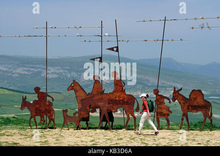 Spanien, Navarra, Pilger im 'Stardenkmal' des Gebirgspass Alto del Perdon, Stockfoto