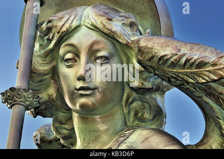 Spanien, Kastilien-Leon, Engelsfigur im Garten des Bischofspalastes oder Gaudí-Palast in Astorga, Stockfoto