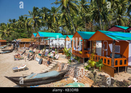 Indien, Goa, Strand von Palolem, Palmen und Bungalows Stockfoto