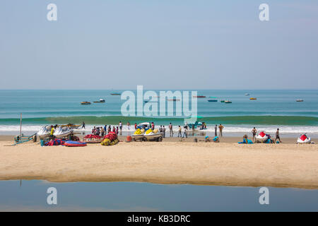 Indien, Goa, Strand von colva, Touristen und Stiefel am Strand Stockfoto