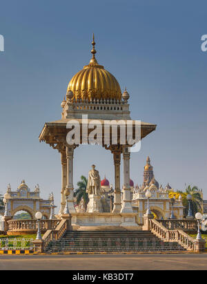 Indien, Karnataka, Mysore, Palast von Mysore, North Gate, chamaraja Kreis, Maharaja Statue Stockfoto