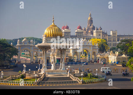 Indien, Karnataka, Mysore, Palast von Mysore, North Gate, chamaraja Kreis, Maharaja Statue Stockfoto