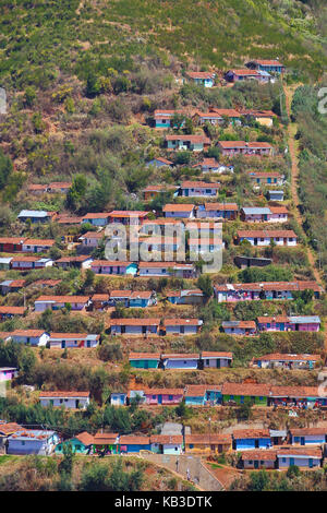 Indien, Tamil Nadu, Ooty, Wohnhäuser in Hanglage Stockfoto