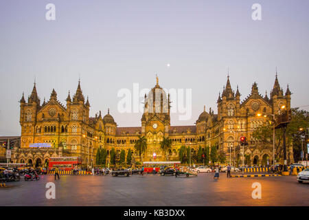 Indien, maharastra, Mumbai, Bombay, dadabhai naoroji Street und Victoria Station (Chatrapati Shivaji Terminal), Sonnenuntergang Stockfoto