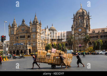 Indien, maharastra, Mumbai, Bombay, dadabhai naoroji Street und Victoria Station. Stockfoto