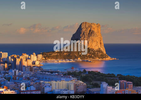 Spanien, Region Valencia, Costa Blanca, Peñon de Ifach, Abenddämmerung Stockfoto