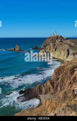Spanien, Andalusien, in der Provinz Almeria, rock Küste, Leuchtturm von gata Stockfoto