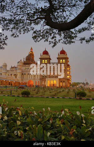 Indien, Karnataka, Mysore, Palast bei Nacht Stockfoto