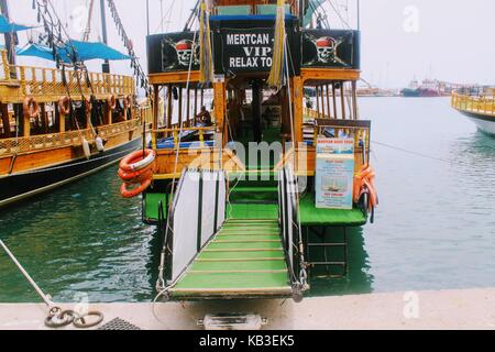 Segelschiffe für Ausflüge auf das Meer im Hafen der Stadt (Antalya, Türkei) im Juli 2017. Stockfoto