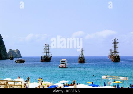 Wandern Segeln Schiffe für Ausflüge auf das Meer befinden sich gegenüber dem Strand (Antalya, Türkei) im Juli 2017 verankert. Stockfoto