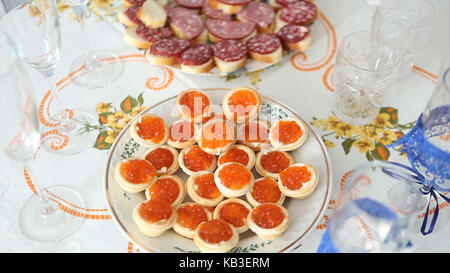 Caviar canape' auf Luxus Tisch. Roter Kaviar und Fisch Erdbeeren auf den Tisch. Hochzeit Stockfoto