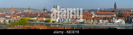 Stadt Würzburg, UNESCO-Weltkulturerbe, Panorama über die Altstadt, Main und Brücken, Stockfoto