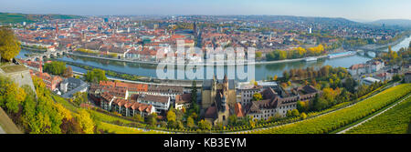 Stadt Würzburg, UNESCO-Weltkulturerbe, Panorama über die Altstadt, Main und Brücken, Stockfoto