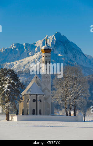 Panorama der alpen bei Füssen im Allgäu, während Wallfahrtskirche St. Coloman, Stockfoto