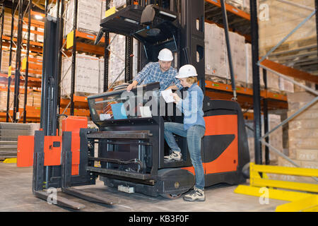 Treiber auf Gabelstapler Transport aus Verpackungsmaschine zum Lager Stockfoto