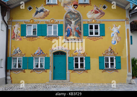 Mittenwald, Haus mit Lüftlmalerei (Art Trompe l'oeil auf Häusern in Bayern) im historischen Stadtzentrum, Stockfoto