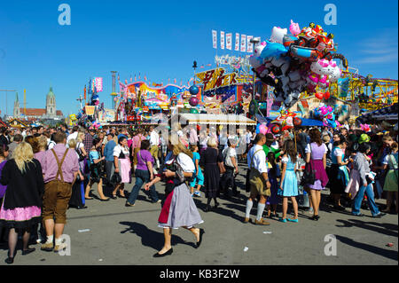 Oktoberfest in München, Besucher auf den Straßen vor den Bierzelten und Vergnügungsfahrten, Stockfoto