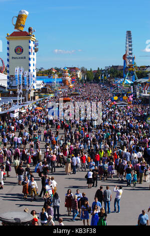 Oktoberfest in München, Blick auf Bayern auf den vollen Straßen mit Gästen, Stockfoto