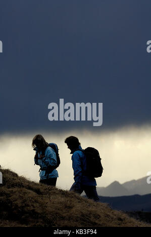 Paar, Wandern, Gewitterwolken, Dolomiten, Stockfoto