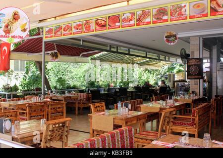 Eine typische Straße Cafe auf einer der wichtigsten Straßen der Stadt (Alanya, Türkei) im Juli 2017. Stockfoto