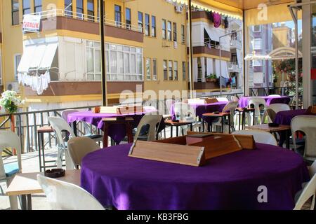 Eine typische Straße Cafe auf einer der wichtigsten Straßen der Stadt (Alanya, Türkei) im Juli 2017. Stockfoto