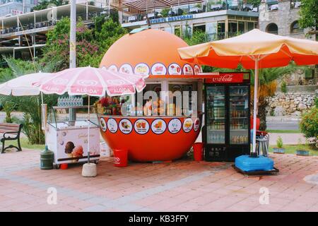 Ein Kiosk mit frischen Säften und kohlensäurehaltige Getränke, die auf der Straße der Stadt (Alanya, Türkei) im Juli 2017. Stockfoto