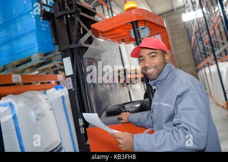 Gabelstapler ist die Fracht vom Lager zum Lkw im Freien Stockfoto