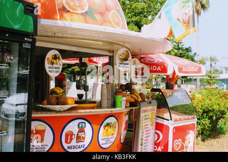 Ein Kiosk mit frischen Säften und kohlensäurehaltige Getränke, die auf der Straße der Stadt (Alanya, Türkei) im Juli 2017. Stockfoto