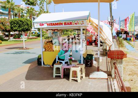 Ein Kiosk mit frischen Säften und kohlensäurehaltige Getränke, die auf der Straße der Stadt (Alanya, Türkei) im Juli 2017. Stockfoto